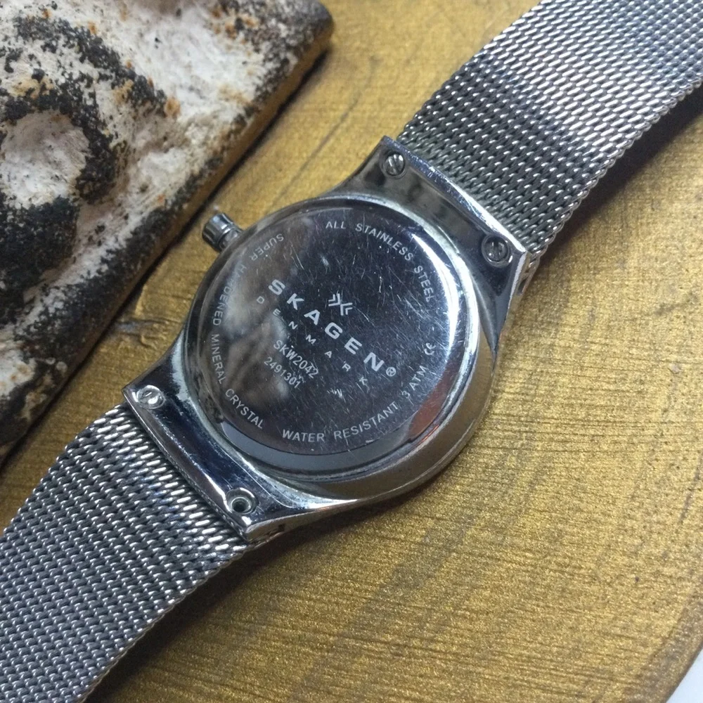 SKAGEN WOMENS GLITZ MOTHER OF PEARL DIAL WATCH EUC